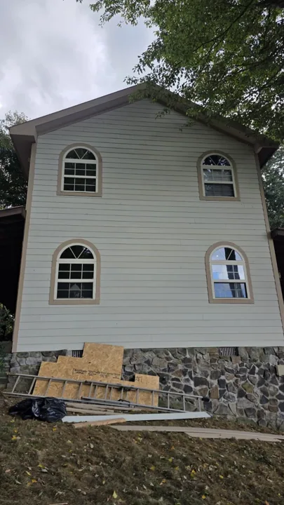 Lap siding around arched windows